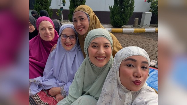 Hannah Al Rashid menunaikan Salat Idul Fitri 2025 bersama keluarga. [Instagram @hannahalrashid]